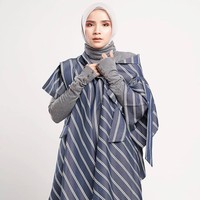 Busana dengan potongan asimetris juga bisa memberikan kesan semampai. Corak garis diagonal juga bisa memberikan ilusi tubuh lebih ramping. Foto: Instagram/tasyanurmedina