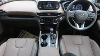 Masuk ke dalam, hal pertama yang menjadi perhatian detikOto adalah mewahnya desain dasbor terbaru All New Hyundai Santa Fe. Bahan soft yang dikombinasikan oleh aksen karbon serta ukuran yang pas sangat berkerja optimal. Jahitannya pun rapi meski bukan asli. Foto: Ruly Kurniawan