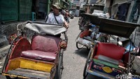 Becak juga jadi salah satu transportasi umum yang populer di Ibu Kota di masa silam. Melansir dari portal resmi Provinsi DKI Jakarta yakni jakarta.go.id, becak masuk Betawi pada tahun 1940. Pradita Utama/Detikcom.