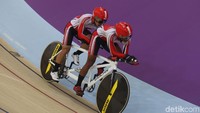 Aksi Herman Halawan dan Pradana Diwan di kelas Mens B Individual Pursuit 4000M.