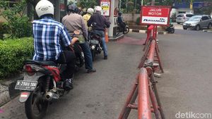 Harga Pertamax Naik, Pengendara Antre Premium di SPBU