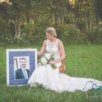 Jessica juga berfoto bersama foto sang tunangan Kendall Murphy. Potret ini seolah-olah menjadi foto pernikahannya yang tak akan pernah terwujud. Foto: Dok. Loving Life Photography