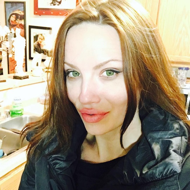 Wanita asal Amerika Serikat Melissa Baizen ini memiliki struktur wajah yang mirip banget dengan salah satu selebriti tercantik di dunia, Angelina Jolie. Foto: Instagram @melwood1982