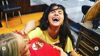 Berkali-kali Selena memposting kedekatannya dengan para sahabatnya seperti membuat tato bersama. Dok. Instagram/selenagomez