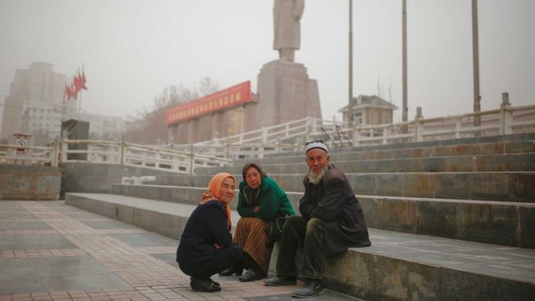 China Melegalkan Tempat Penahanan Rahasia Bagi Muslim Uighur China Melegalkan Tempat Penahanan Rahasia Bagi Muslim Uighur
