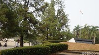 Foto: Monumen tersebut memiliki kawasan yang asri, dikelilingi dengan pepohonan rindang (Shinta/detikTravel)