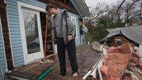 Untuk mengantisipasi jatuhnya korban yang lebih besar Gubernur Florida, Rick Scott menyerukan warga untuk menyimak dan mematuhi petugas untuk mengungsi. Sebagian besar warga diketahui telah mengungsi, sementara sekolah dan kantor-kantor di daerah itu masih akan tetap tutup di minggu ini, hingga badai mereda. Joe Raedle/Getty Images.