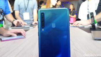 Galaxy A9 yang baru saja diperkenalkan Samsung, merupakan ponsel pertama di dunia dengan 4 buah kamera di bagian belakang. Foto: detikINET/Fino Yurio Kristo