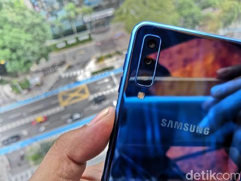 Galaxy A7, Ponsel Menengah Usung 3 Kamera Belakang