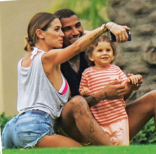 Setelah skandal itu terlupakan, Melissa Satta kini dikenal sebagai istri dari pemain sepakbola Ghana, Kevin-Prince Boateng. Keduanya menikah pada 2016. Boateng suka memanjakan Melissa dengan kemewahan. Salah satunya dengan memberinya jam tangan Rolex seharga ratusan juta. Foto: Instagram