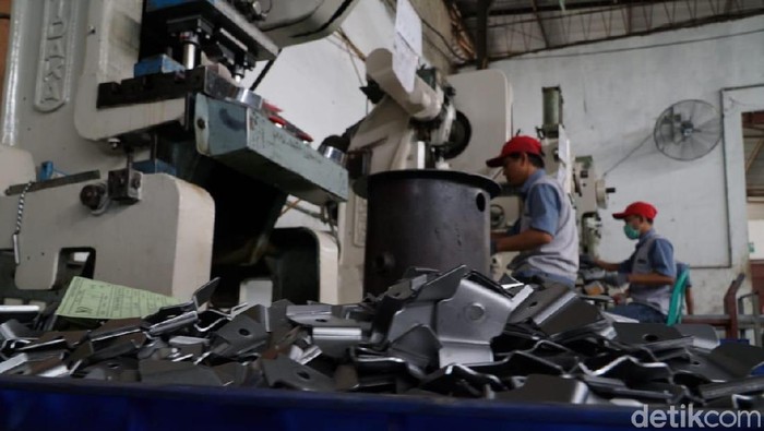 industri kecil dan menengah (IKM) logam di Desa Bengle, Kabupaten Tegal, Jawa Tengah, Rabu (10/10). YDBA bersama Dinas Perindustrian Kabupaten Tegal mengunjungi sejumlah IKM logam untuk mendukung penguatan kapasitas manajemen usaha, meningkatkan produksi agar mampu berkembang dan bersaing dipasaran.