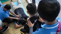 Terdapat 5 pemijat difabel yang siap melayani wartawan.