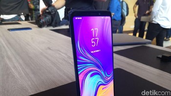 Seperti ponsel Samsung lainnya, perangkat ini masih mengusung teknologi Super AMOLED untuk memanjakan mata penggunanya.  (Foto: detikINET/Fino Yurio Kristo)