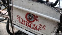 Gubernur DKI Jakarta Anies Baswedan sebelumnya menyebut belum menyelesaikan aturan terkait operasional becak. Namun ia mengatakan akan segera melengkapinya.
