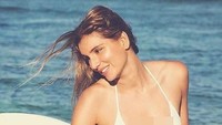 Maya Gabeira adalah atlet surfing cantik yang berprestasi. Di balik kesibukannya Maya juga suka traveling. (maya/Instagram)