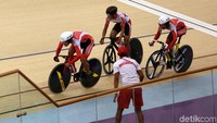Para pelatih juga terus memberikan semangat kepada mereka.