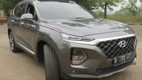 Banyak ubahan yang dilakukan pada Santa Fe terbaru ini khususnya pada bagian eksterior. Tampangnya kini lebih modern sekaligus elegan dengan mata sipit, grill hexagonal, sampai LED Projector yang terintegrasi dengan lampu sein. Desain tersebut mirip dengan Hyundai Kona. Foto: Ruly Kurniawan