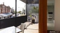 Terdapat ruang tamu, dua kamar tidur serta kamar mandi dalam rumah yang memiliki tingkat ini. (Istimewa/inhabitat)