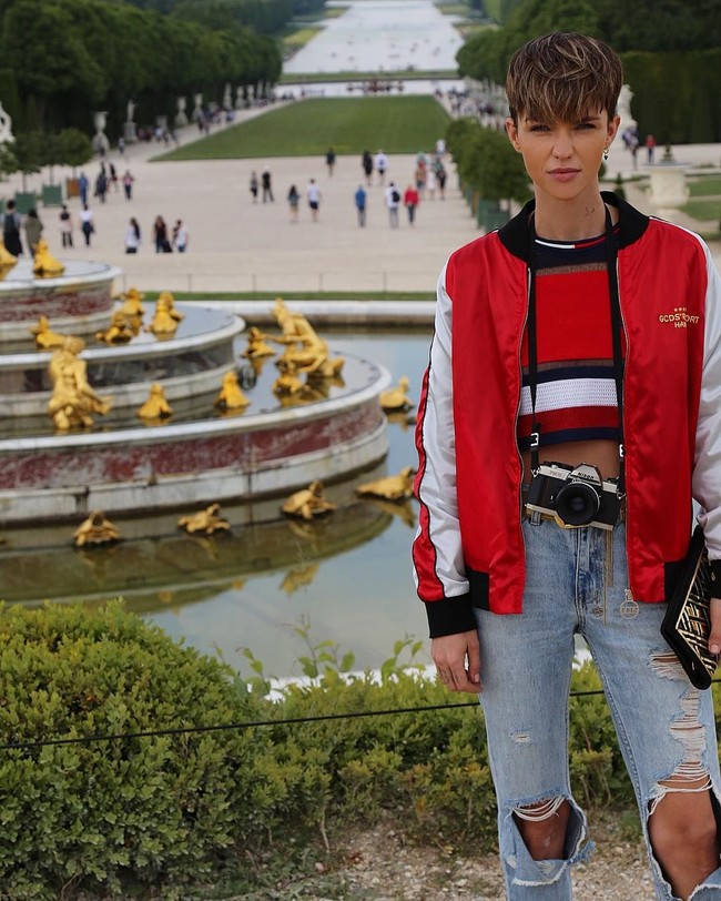 Wanita 32 tahun tersebut punya penampilan tomboy di keseharian. Ia hampir selalu terlihat berambut pendek dan mengenakan busana androgyny. Foto: Instagram @rubyrose