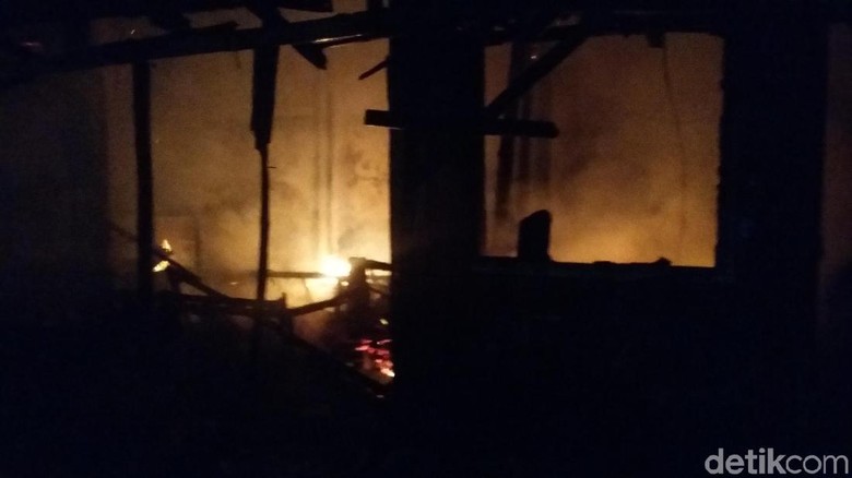 Pasar Induk Bondowoso Terbakar, Puluhan Stan Ludes Dilalap Api Pasar Induk Bondowoso Terbakar, Puluhan Stan Ludes Dilalap Api