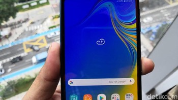 Galaxy A7 diposisikan di bawah Galaxy A9. Galaxy A7 mengusung prosesor octa core, RAM 4 GB dan memori internal 64 GB. Baterainya berkapasitas 3.300 mAh.  (Foto: detikINET/Fino Yurio Kristo)