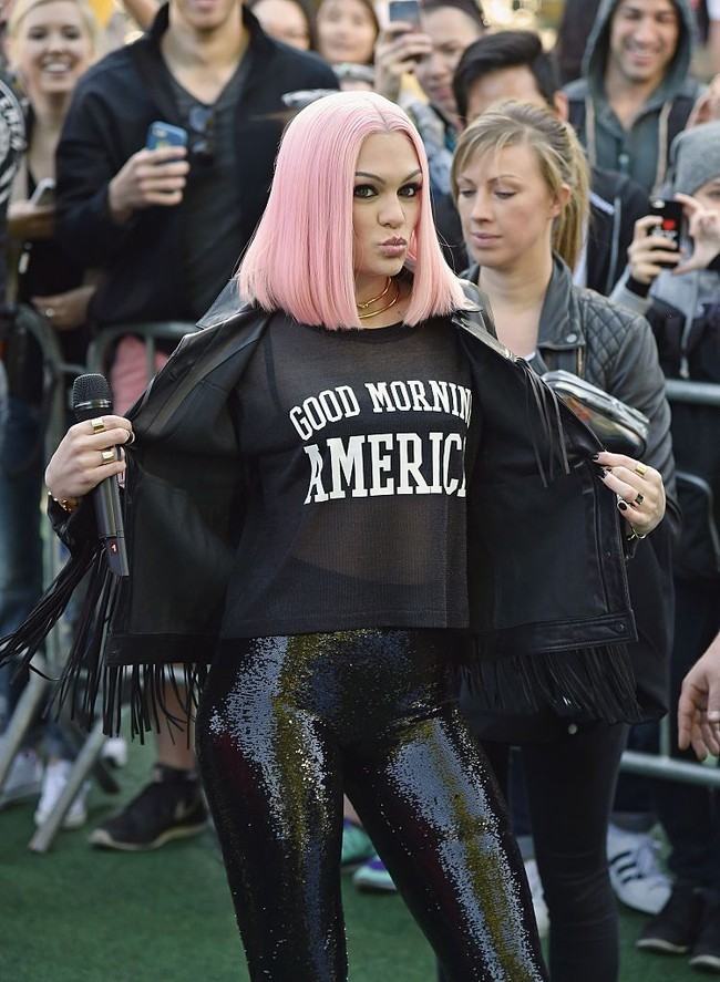 Gaya rambutnya pun tak kalah nyentrik. Penyanyi 30 tahun ini pernah tampil dengan wig bergaya bob super lurus, rambut super panjang hingga rambut bergelombang. Foto: Getty Images