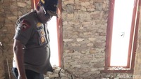 Kabupaten Sumenep diketahui mengalami dampak kerusakan paling parah akibat gempa yang terjadi dini hari tadi itu. Sejumlah rumah dan bangunan pun tampak rusak akibat gempa.