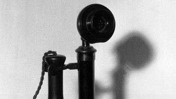 Ini merupakan salah satu model telepon zaman old yang lazim ditemui pada eranya, dalam sebuah foto pada kisaran tahun 1920. (Foto: by Fox Photos/Getty Images)