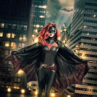Dalam poster tersebut, Ruby Rose terlihat garang sekaligus seksi sebagai Batwoman. Tak seperti tampilannya di keseharian, Ruby terlihat berambut lebih panjang dan berwarna merah. Sedangkan wajahnya tertutup topeng sebagai bentuk penyamaran. Foto: Instagram @rubyrose