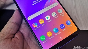 Samsung membenamkan baterai berkapasitas 3.800 mAh. Agar pengisian lebih singkat, mereka melengkapi dengan fitur fast charging.  (Foto: detikINET/Fino Yurio Kristo)