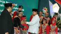 Sebelumnya, Rakernas LDII ini dibuka oleh Presiden Jokowi pada Rabu (10/10). Jokowi diberi buku pedoman beribadah.