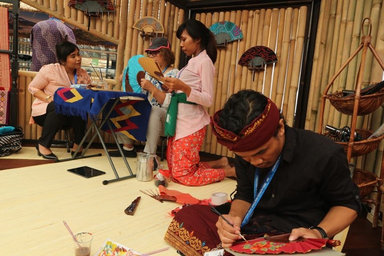 Mengenalkan Budaya Bali Lewat Kipas Lukis di Pertemuan IMF-WB 2018 Mengenalkan Budaya Bali Lewat Kipas Lukis di Pertemuan IMF-WB 2018