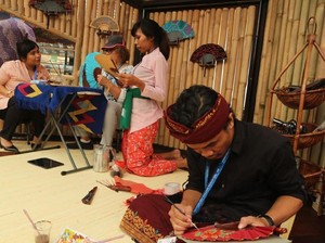 Mengenalkan Budaya Bali Lewat Kipas Lukis di Pertemuan IMF-WB 2018