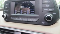 Tapi, mobil hanya memiliki dua airbag di depan, belum ada kamera parkir (360), head unit 5 inci yang belum berwarna dan touchscreen, dan pembuka bagasi yang masih manual. Foto: Ruly Kurniawan