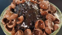 Duh, alpukat kocok yang satu ini terlihat sangat menggiurkan, Tersaji di dalam gelas yang biasa dijadikan tempat es campur, bagian atasnya diberi choco crunch, bubuk milo, dan susu kental manis. Foto: Instagram pokatkocokduri