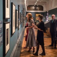 Aku berpikir tentang The Cotton Club, dan Harlem, serta Dorothy Dandridge, Ella Fitzgerald lalu Billie Holiday, terang Erdem soal sumber inspirasinya. Apa jadinya bila Ratu ke New York, atau Dorothy mengunjungi Istana Buckingham, lanjut Erdem. (Foto: Getty Images)