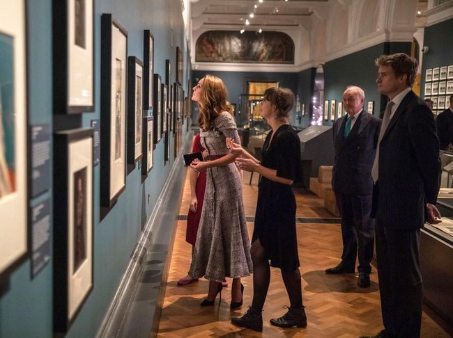 Aku berpikir tentang The Cotton Club, dan Harlem, serta Dorothy Dandridge, Ella Fitzgerald lalu Billie Holiday, terang Erdem soal sumber inspirasinya. Apa jadinya bila Ratu ke New York, atau Dorothy mengunjungi Istana Buckingham, lanjut Erdem. (Foto: Getty Images)