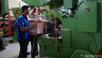 Beberapa orang pekerja membuat pesanan besi-besi logam. dok.YDBA