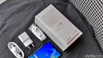 Begini isi paket dari Galaxy A7 teranyar. (Foto: detikINET/Fino Yurio Kristo)