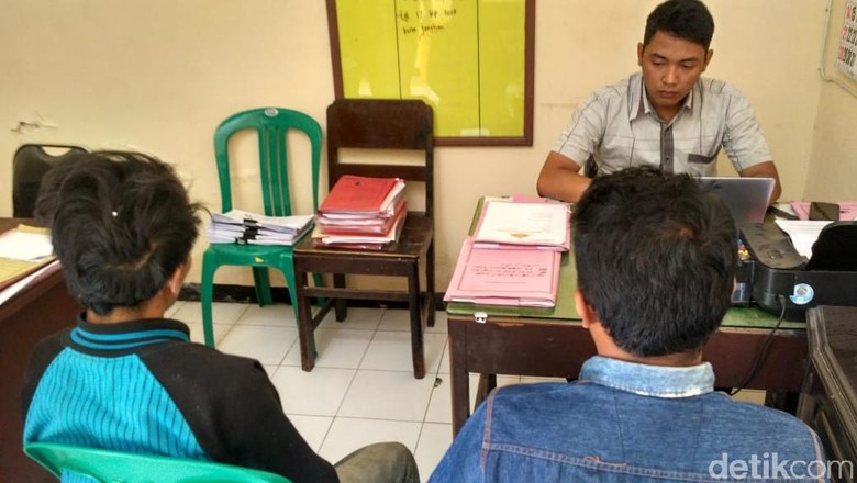 Dua Pencuri Kayu Hutan di Bondowoso Diamankan Dua Pencuri Kayu Hutan di Bondowoso Diamankan