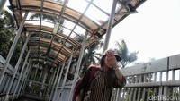 Sejumlah atap tampak hilang dari JPO di Penjaringan tersebut.