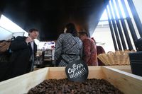 Gubernur BI Perry Warjiyo mencicipi kopi di sela acara IMF-WB Annual Meeting 2018