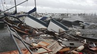 Topan Michael pun memicu terjadinya gelombang besar hingga ketinggian 4 meter di kawasan Florida, Amerika Serikat. Gelombang besar dan angin kencang itu mengakibatkan kerusakan sejumlah boat yang berada di sekitar dermaga. Joe Raedle/Getty Images.