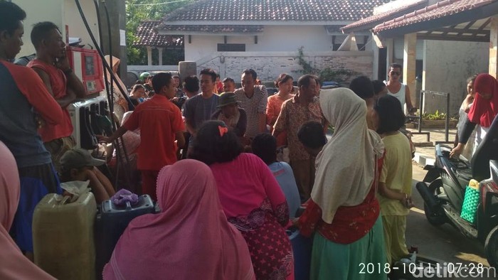 Pasokan Terlambat, Warga Pulau Karimunjawa Berebut Stok BBM