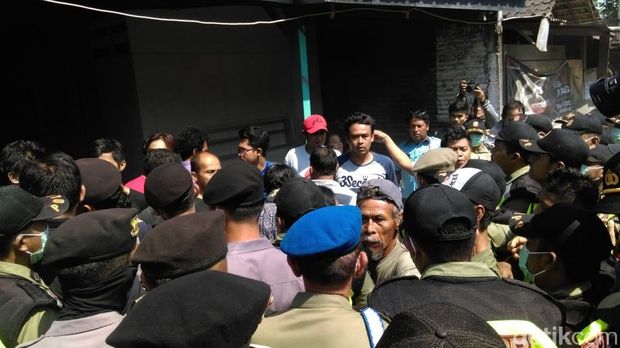 Warga menghadang pembongkaran rumah di Solo. 