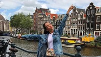 Liburan ke Belanda, Dinara tak lupa untuk berfoto dengan latar kanal di Amsterdam. (dinara_rkh/Instagram)