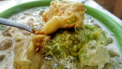 Segarnya! Alpukat Kocok yang Dingin Manis Creamy dengan Topping Melimpah