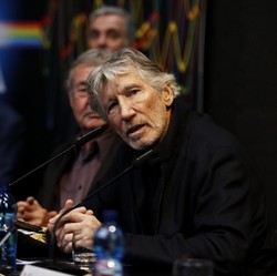 Roger Waters Sebut James Hetfield Brengsek, Metallica Kena Cancel Dunia?
