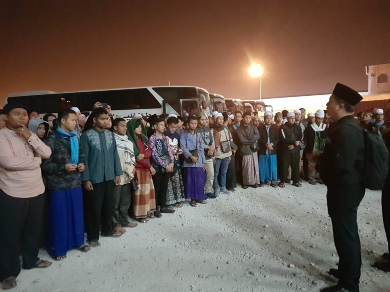 178 Pelajar RI Diseberangkan dari Oman ke Yaman Pakai 4 Bus 178 Pelajar RI Diseberangkan dari Oman ke Yaman Pakai 4 Bus