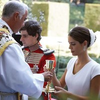 Sofia tampil sederhana namun tetap elegan dengan minim aksesori. Ia hanya menggunakan sematan anting yang tak terlalu besar.  Foto: Getty Images
